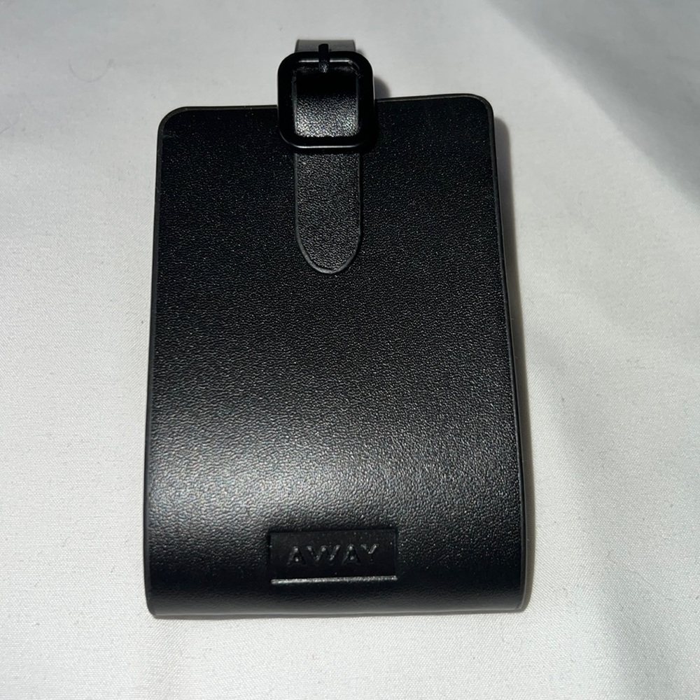 AWAY suitcases tag 🏷️
